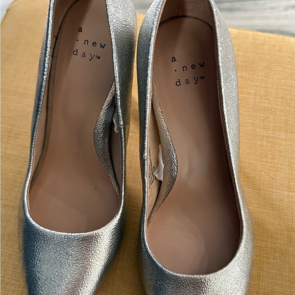 A New Day sz6 Elegant Silver Women's ๐ heels - Picture 6 of 7